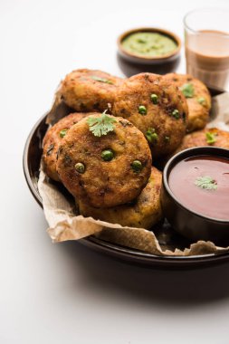 Aloo tikki veya Patates Pirzolası, haşlanmış patates, baharat ve otlardan yapılan popüler bir Hint sokak yemeğidir.