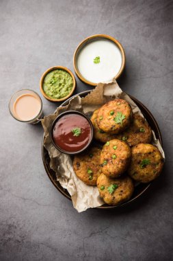 Aloo tikki veya Patates Pirzolası, haşlanmış patates, baharat ve otlardan yapılan popüler bir Hint sokak yemeğidir.