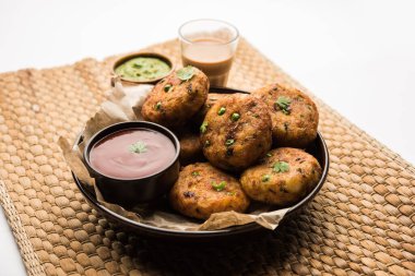 Aloo tikki veya Patates Pirzolası, haşlanmış patates, baharat ve otlardan yapılan popüler bir Hint sokak yemeğidir.