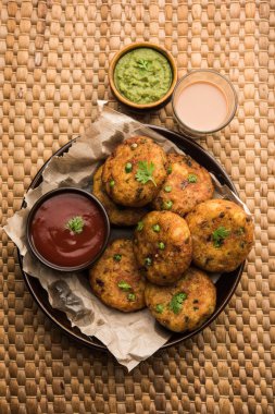 Aloo tikki veya Patates Pirzolası, haşlanmış patates, baharat ve otlardan yapılan popüler bir Hint sokak yemeğidir.