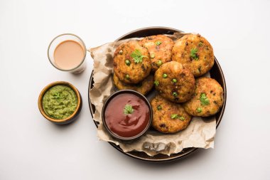Aloo tikki veya Patates Pirzolası, haşlanmış patates, baharat ve otlardan yapılan popüler bir Hint sokak yemeğidir.