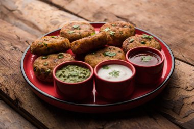 Aloo tikki veya Patates Pirzolası, haşlanmış patates, baharat ve otlardan yapılan popüler bir Hint sokak yemeğidir.
