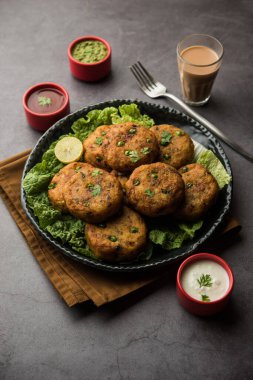 Aloo tikki veya Patates Pirzolası, haşlanmış patates, baharat ve otlardan yapılan popüler bir Hint sokak yemeğidir.