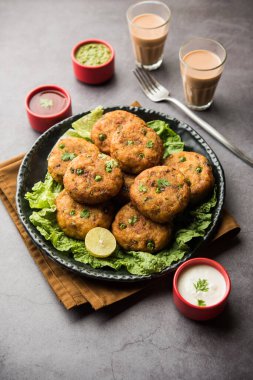 Aloo tikki veya Patates Pirzolası, haşlanmış patates, baharat ve otlardan yapılan popüler bir Hint sokak yemeğidir.