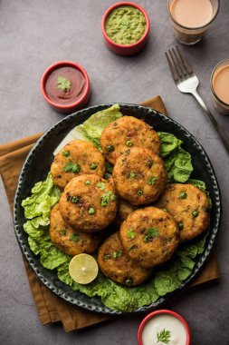 Aloo tikki veya Patates Pirzolası, haşlanmış patates, baharat ve otlardan yapılan popüler bir Hint sokak yemeğidir.