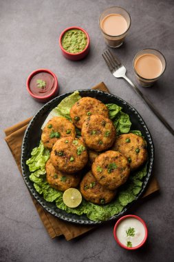Aloo tikki veya Patates Pirzolası, haşlanmış patates, baharat ve otlardan yapılan popüler bir Hint sokak yemeğidir.