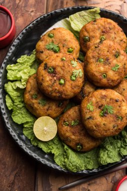 Aloo tikki veya Patates Pirzolası, haşlanmış patates, baharat ve otlardan yapılan popüler bir Hint sokak yemeğidir.