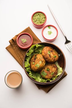 Aloo tikki veya Patates Pirzolası, haşlanmış patates, baharat ve otlardan yapılan popüler bir Hint sokak yemeğidir.