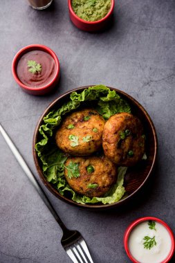 Aloo tikki veya Patates Pirzolası, haşlanmış patates, baharat ve otlardan yapılan popüler bir Hint sokak yemeğidir.