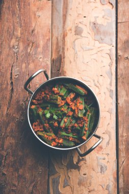 Bharwa Masala Bhindi ya da Doldurulmuş Bamya, Hint ana sebze tarifi.