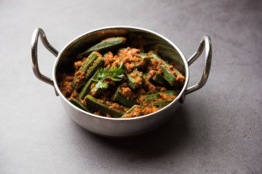 Bharwa Masala Bhindi ya da Doldurulmuş Bamya, Hint ana sebze tarifi.