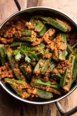 Bharwa Masala Bhindi ya da Doldurulmuş Bamya, Hint ana sebze tarifi.