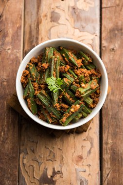 Bharwa Masala Bhindi ya da Doldurulmuş Bamya, Hint ana sebze tarifi.