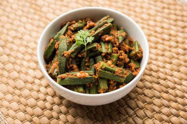 Bharwa Masala Bhindi ya da Doldurulmuş Bamya, Hint ana sebze tarifi.