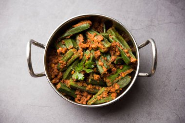 Bharwa Masala Bhindi ya da Doldurulmuş Bamya, Hint ana sebze tarifi.