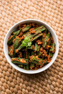 Bharwa Masala Bhindi ya da Doldurulmuş Bamya, Hint ana sebze tarifi.