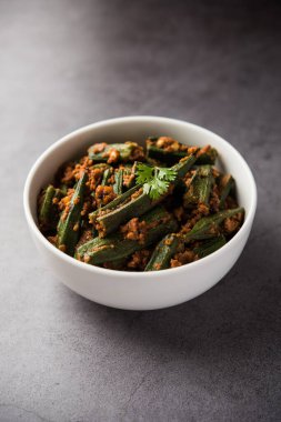 Bharwa Masala Bhindi ya da Doldurulmuş Bamya, Hint ana sebze tarifi.
