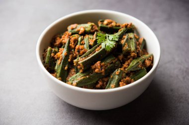 Bharwa Masala Bhindi ya da Doldurulmuş Bamya, Hint ana sebze tarifi.