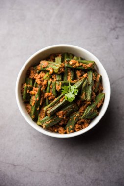 Bharwa Masala Bhindi ya da Doldurulmuş Bamya, Hint ana sebze tarifi.