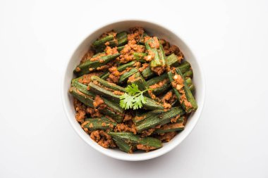 Bharwa Masala Bhindi ya da Doldurulmuş Bamya, Hint ana sebze tarifi.