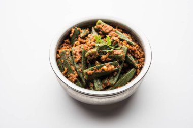 Bharwa Masala Bhindi ya da Doldurulmuş Bamya, Hint ana sebze tarifi.