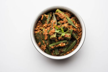 Bharwa Masala Bhindi ya da Doldurulmuş Bamya, Hint ana sebze tarifi.