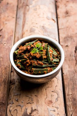 Bharwa Masala Bhindi ya da Doldurulmuş Bamya, Hint ana sebze tarifi.