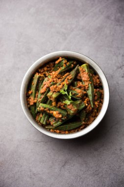 Bharwa Masala Bhindi ya da Doldurulmuş Bamya, Hint ana sebze tarifi.