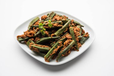 Bharwa Masala Bhindi ya da Doldurulmuş Bamya, Hint ana sebze tarifi.