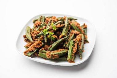 Bharwa Masala Bhindi ya da Doldurulmuş Bamya, Hint ana sebze tarifi.