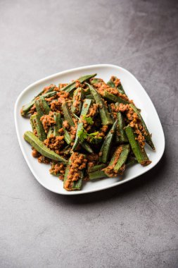 Bharwa Masala Bhindi ya da Doldurulmuş Bamya, Hint ana sebze tarifi.