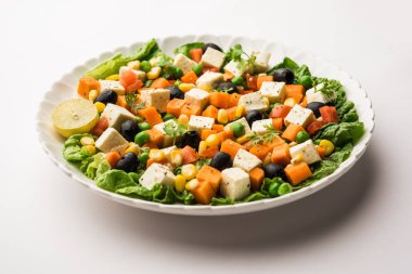 Paneer Sebze Salatası Tarifi, yeşil sebzeli süzme peynir küpleri kullanarak Hindistan 'dan gelen düşük karbonhidratlı bir diyet gıdasıdır.