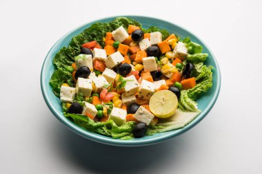 Paneer Sebze Salatası Tarifi, yeşil sebzeli süzme peynir küpleri kullanarak Hindistan 'dan gelen düşük karbonhidratlı bir diyet gıdasıdır.