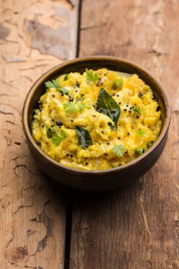 Marathi dilinde Lal Bhoplyache Bharit olarak bilinen Kırmızı Balkabağı veya Kaddu ka Raita, Hindistan Maharashtra 'dan gelen yiyecek.