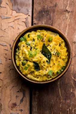 Marathi dilinde Lal Bhoplyache Bharit olarak bilinen Kırmızı Balkabağı veya Kaddu ka Raita, Hindistan Maharashtra 'dan gelen yiyecek.