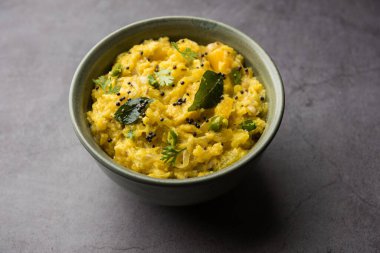 Marathi dilinde Lal Bhoplyache Bharit olarak bilinen Kırmızı Balkabağı veya Kaddu ka Raita, Hindistan Maharashtra 'dan gelen yiyecek.