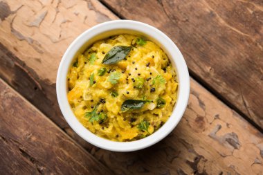 Marathi dilinde Lal Bhoplyache Bharit olarak bilinen Kırmızı Balkabağı veya Kaddu ka Raita, Hindistan Maharashtra 'dan gelen yiyecek.