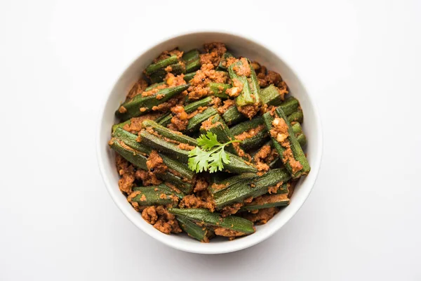 Bharwa Masala Bhindi ya da Doldurulmuş Bamya, Hint ana sebze tarifi.