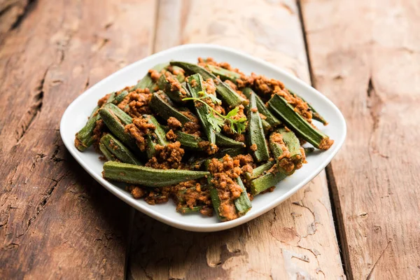 Bharwa Masala Bhindi ya da Doldurulmuş Bamya, Hint ana sebze tarifi.