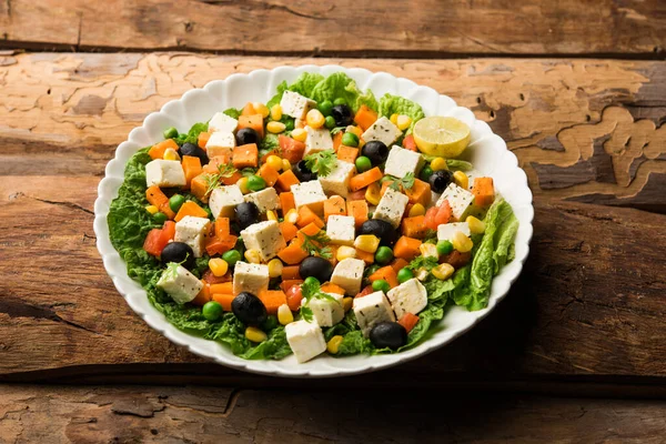 青菜サラダレシピは 緑の野菜とコテージチーズキューブを使用してインドからの低炭水化物ダイエット食品です — ストック写真