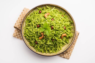 Nane pilavı - Basmati pilavı taze pudina yapraklarıyla pişirilir ve fıstık ve kaju ile süslenir.