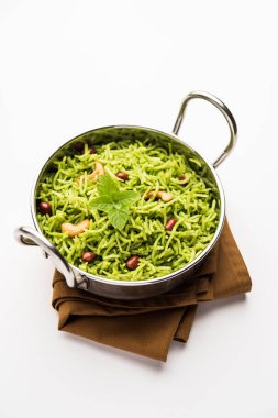 Nane pilavı - Basmati pilavı taze pudina yapraklarıyla pişirilir ve fıstık ve kaju ile süslenir.