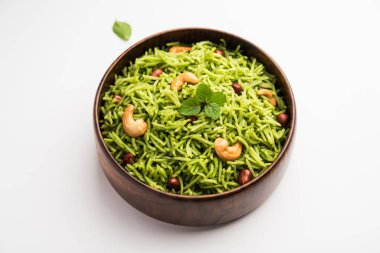 Nane pilavı - Basmati pilavı taze pudina yapraklarıyla pişirilir ve fıstık ve kaju ile süslenir.