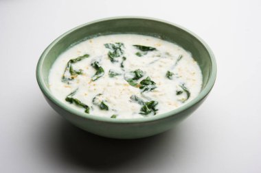 Palak Raita ya da Ispanak Yoğurt Salatası Hindistan 'dan sağlıklı bir meze türüdür.