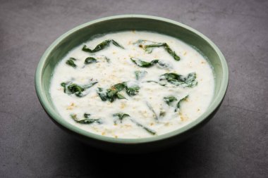 Palak Raita ya da Ispanak Yoğurt Salatası Hindistan 'dan sağlıklı bir meze türüdür.