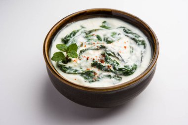Palak Raita ya da Ispanak Yoğurt Salatası Hindistan 'dan sağlıklı bir meze türüdür.