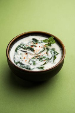 Palak Raita ya da Ispanak Yoğurt Salatası Hindistan 'dan sağlıklı bir meze türüdür.