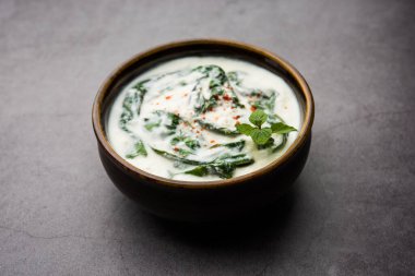 Palak Raita ya da Ispanak Yoğurt Salatası Hindistan 'dan sağlıklı bir meze türüdür.
