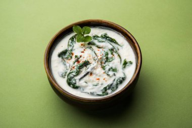 Palak Raita ya da Ispanak Yoğurt Salatası Hindistan 'dan sağlıklı bir meze türüdür.