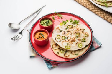 Uthappam oruttapam, Güney Hindistan 'da domates, soğan ve acı biber içeren bir tür dosyadır.